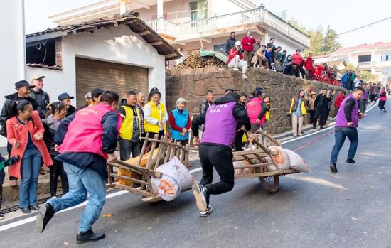 江西抚州举办乡村运动会 多彩趣味项目“农味”十足