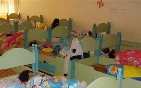 孩子在幼儿园午睡的真实照片：这三类<em>衣服</em>，不适合穿去上学