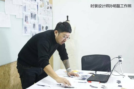 <em>北京服装学院</em>BFD商业设计师项目导师孙明磊设计的空勤制服亮相