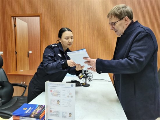 新版外国人<em>永久居留</em>身份证正式签发启用 重庆收到首张申请