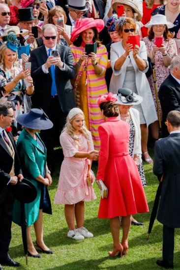 白金汉宫举行皇家花园派对 凯特王妃<em>粉色套装</em>现身笑容满面
