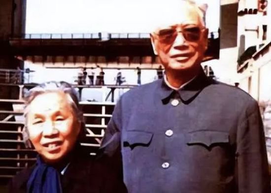 1981年，一老将军来到安徽宿县，紧握着一老太的手：我回来报恩...
