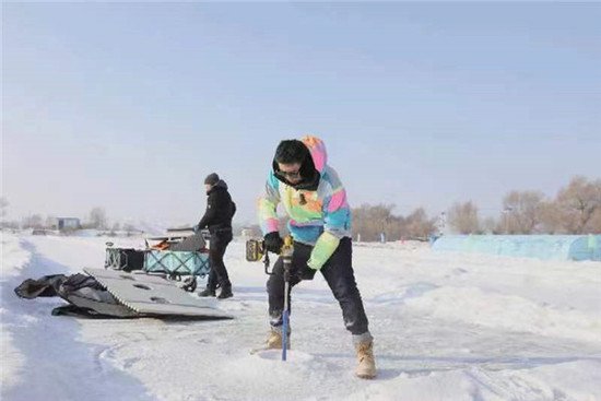 冯冰洋：冰城的寒江冰钓，是独属于冬日的浪漫