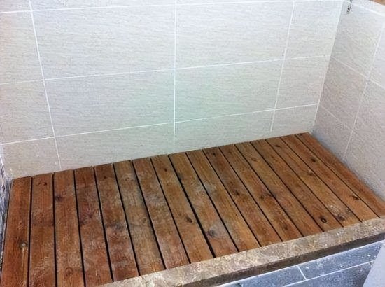 <em>淋浴房</em>别再贴瓷砖了 现在<em>都</em>流行铺一层防腐木地板！