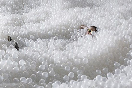 美国博物馆用百万个塑料球建起人造海滩(高清组图)