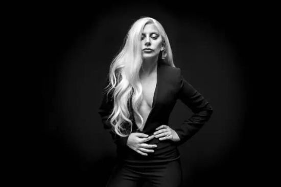 Lady Gaga：若你喜欢怪人，其实我很美