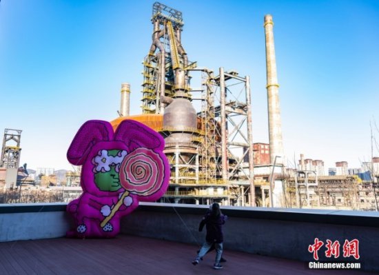 兔子主题艺术展亮相北京首钢园