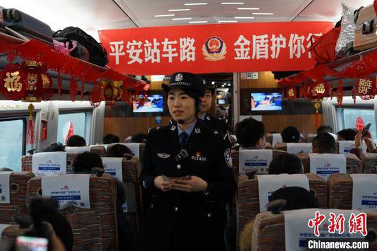 北京铁路警方携手旅客共庆小年，筑牢春运安全防线