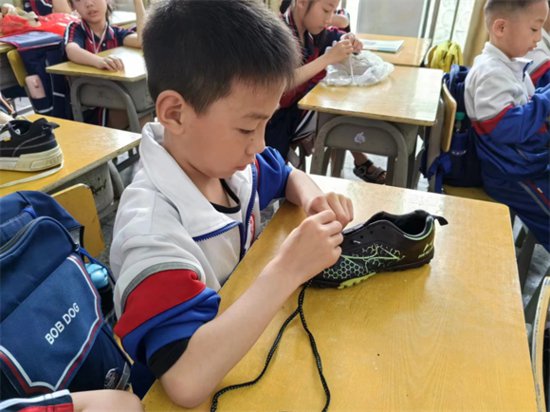 寻乌县三二五小学开展劳动技能比赛活动