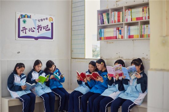 兔宝宝“护童学·创未来”贵州站 为甘塘中学捐赠<em>柜体</em>图书