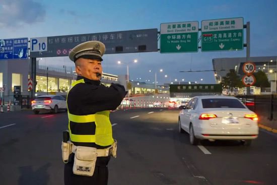 上海闵行警方积极应对虹桥枢纽新春客运返程高峰