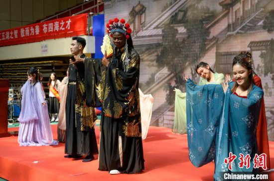 留学生毕业典礼上唱京剧：做好中外文化交流传播的使者