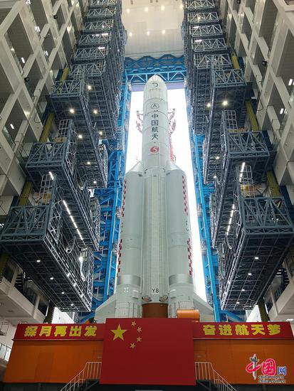 嫦娥六号计划<em>5月初</em>择机发射 器箭组合体完成垂直转运