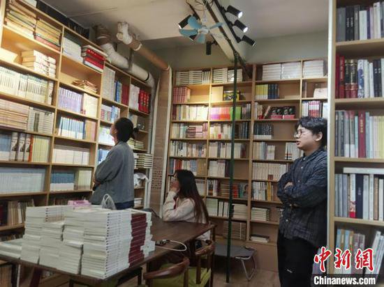 贵州“LjNv”书店老板兼职打工“养店”：为梦想而坚持