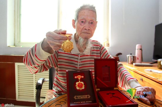 图话70年：抗战老兵迎100岁生日 战功赫赫功勋章摆满桌