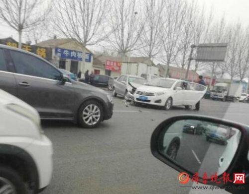 情报<em>站</em>|潍坊<em>北海路</em>两车相撞，轿车车头受损严重