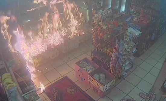 可怕！美国纽约一男子与<em>熟食店</em>员工争执后向店内投掷燃烧瓶