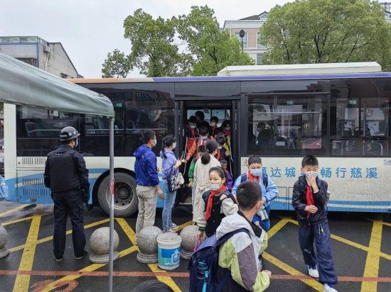出门上公交、下车到学校，<em>慈溪</em>的学生专线太暖心啦！