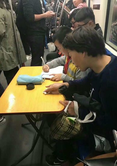 上海地铁学生带<em>桌子</em>做<em>作业</em> 专家：对学习并无帮助