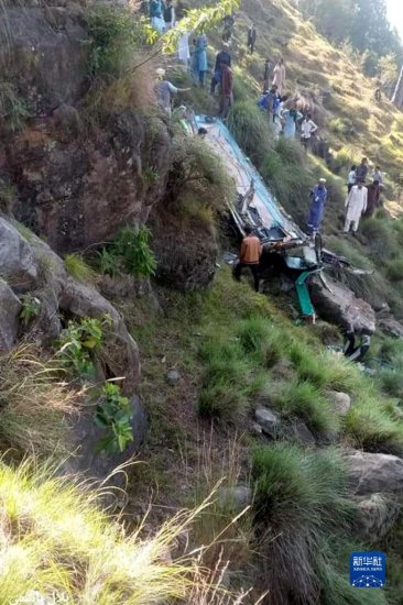 巴控克什米尔地区一客车<em>坠入峡谷</em>致15死10伤
