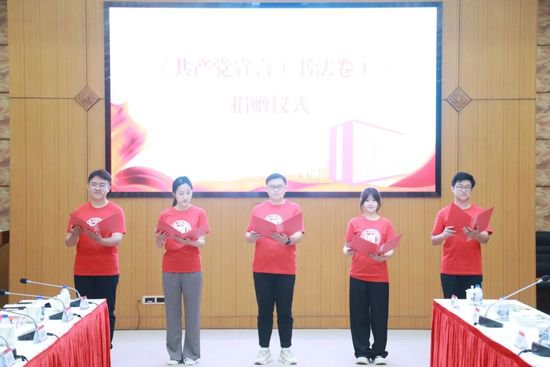 15位上海书法家同写《共产党宣言》！今天捐赠复旦1000册书法卷