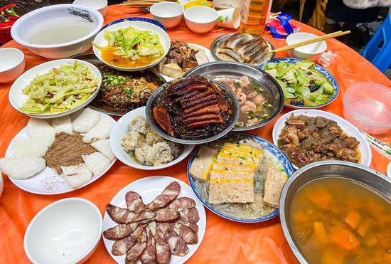重庆年味纪实：中山古镇摆起千米长宴，游客品美食看非遗过大年