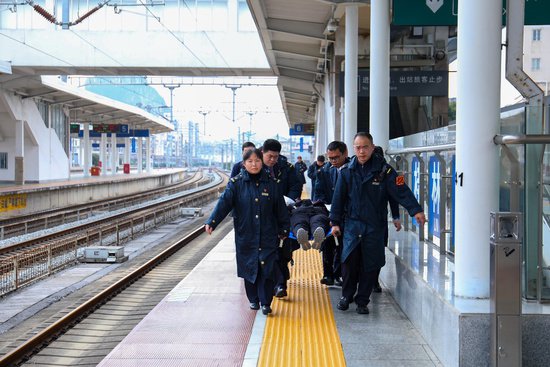 <em>桂林</em>火车站暖心服务，担架＂接龙＂助返程