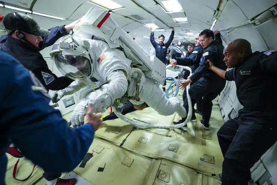 NASA 新型宇航服通过微重力测试，更轻、更灵活