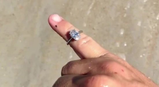 金属寻宝家在海滩上发现了价值4万美元的钻石戒指