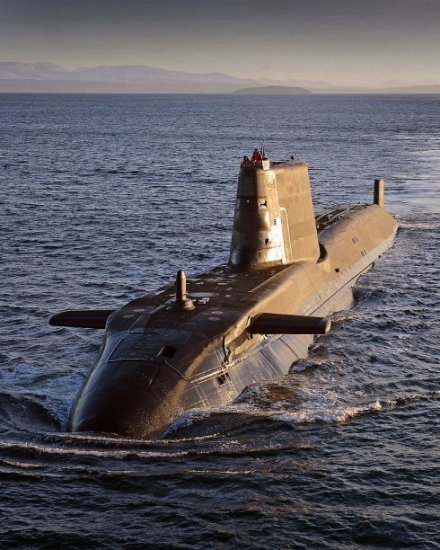 英国核潜艇携带多枚核导弹秘密出发，突遇火灾紧急上浮，<em>任务</em>...