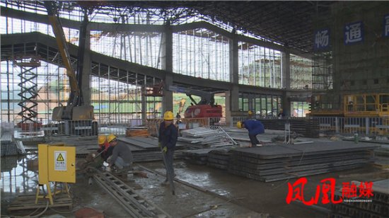 凤凰融媒 | 凤凰高铁站主体结构全部完成 全面转入<em>装修施工</em>