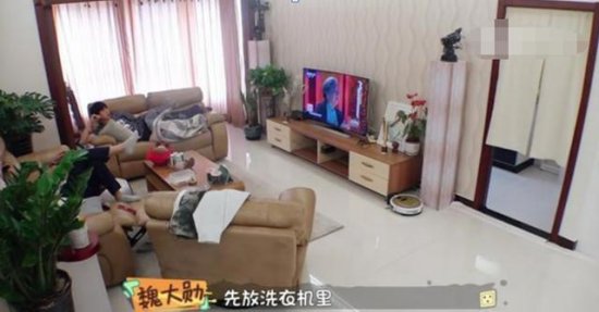 看下魏大勋北京的豪宅，<em>装修</em>风格让人意外，但却被他家沙发安利...