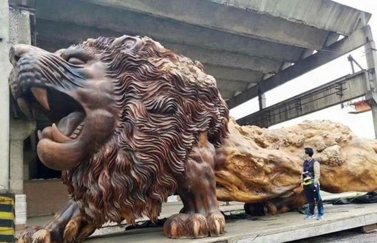 广西龙师傅雕出15米东方雄狮木雕，曾经300万不卖，如今...