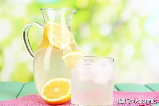 柠檬片<em>泡水的功效</em>有哪些？胃溃疡患者以及糖尿病患者可以喝吗？