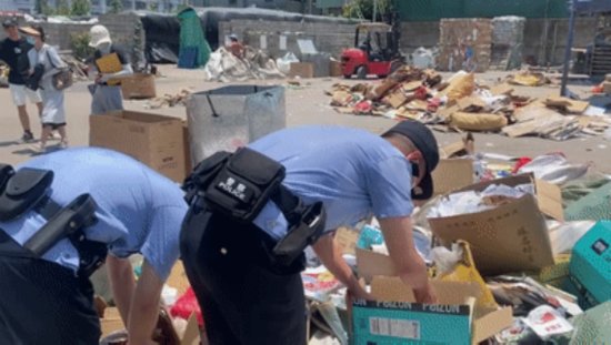 1小时1万 台州民警在40℃高温的<em>废品站</em>翻垃圾