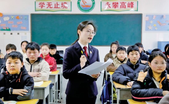 河南<em>汝阳县</em>检察院干警向小学生讲解法律知识