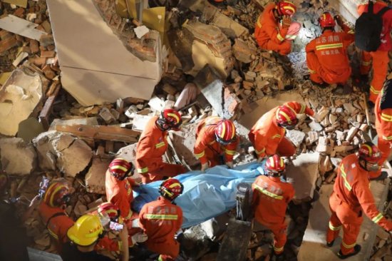 <em>最新</em>进展：苏州酒店倒塌事故已救出14人