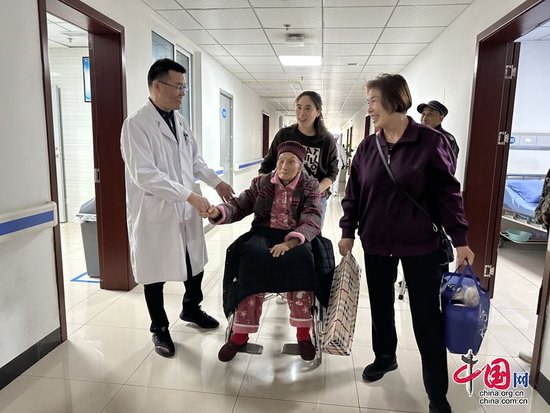 广元市第三人民医院成功为92岁高龄患者实施髋关节置换术
