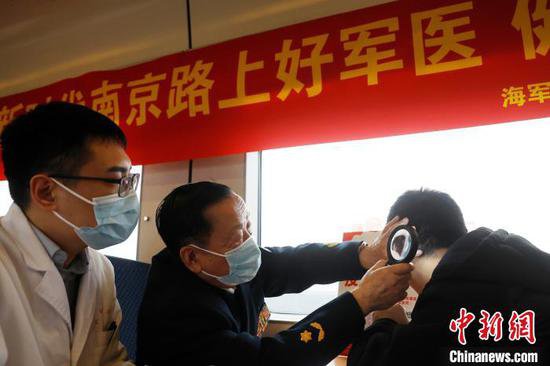 沪医学专家在列车上临时搭设“健康诊室”为旅客义诊