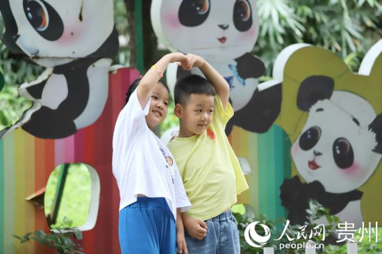 探访熊猫馆 | “星宝”和“海滨”在贵阳的惬意生活