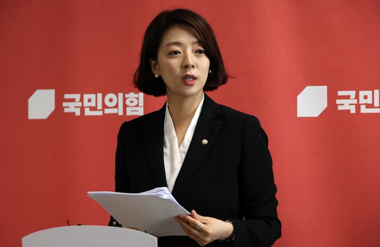韩国女议员被初中生重击头部：<em>打人</em>者攥着石头 10秒砸了15下
