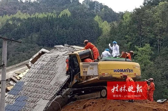 桂林一挖掘机作业时<em>房屋突然坍塌</em>，司机被困