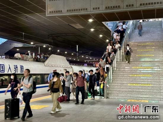 “五一”假期首日<em>深圳</em>铁路预计发送旅客46万人次