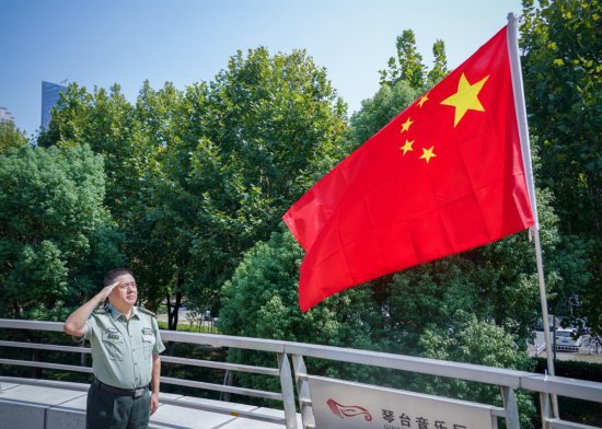 我向国旗敬个礼|五位武汉市民讲述与五星红旗“特别的缘分”