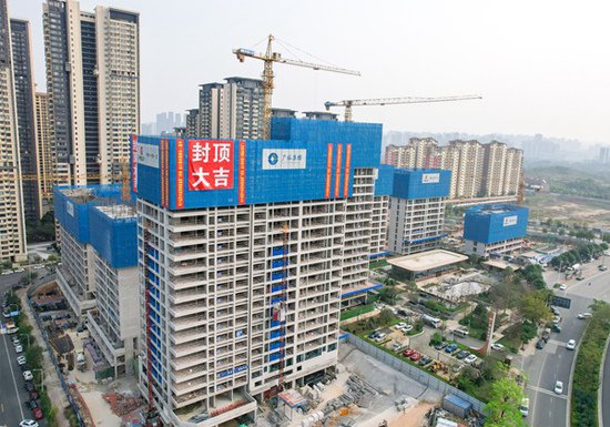 中国一冶南宁五象新区明月东路142号地块项目首栋楼封顶