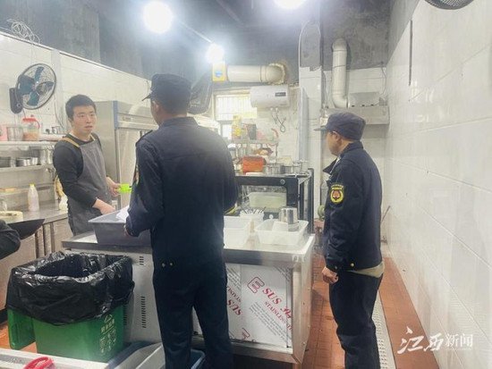安义县城管执法局开展餐厨垃圾专项整治行动