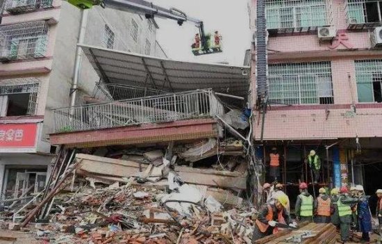 长沙<em>自建房倒塌致</em>53人遇难，房主最多被判七年，这是不是轻了？