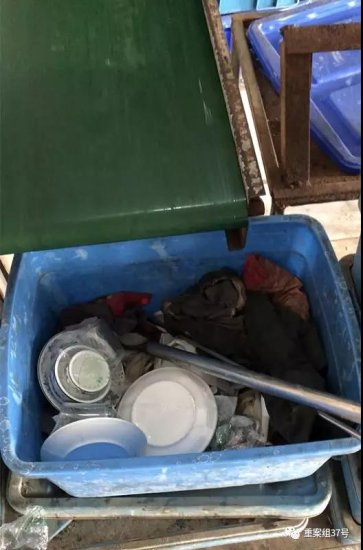 消毒餐具厂调查：车间堆积食物残渣 工人脏手套擦杯盘