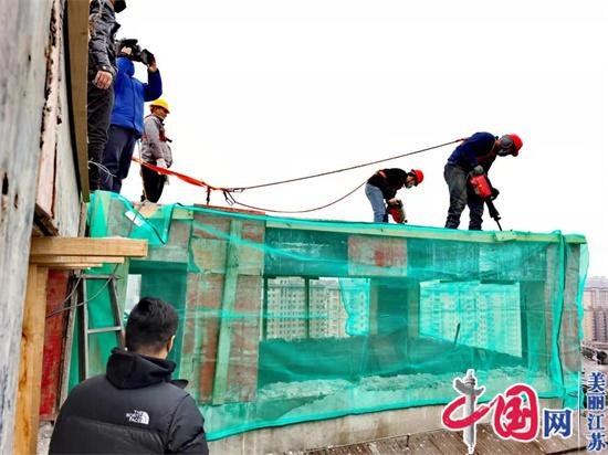 南京六合城管依法查处60平方米顶楼“防水 工程”