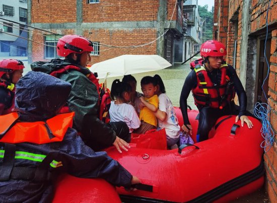 福建宁德：台风“海葵”导致城镇被淹，5<em>名儿童</em>被成功转运